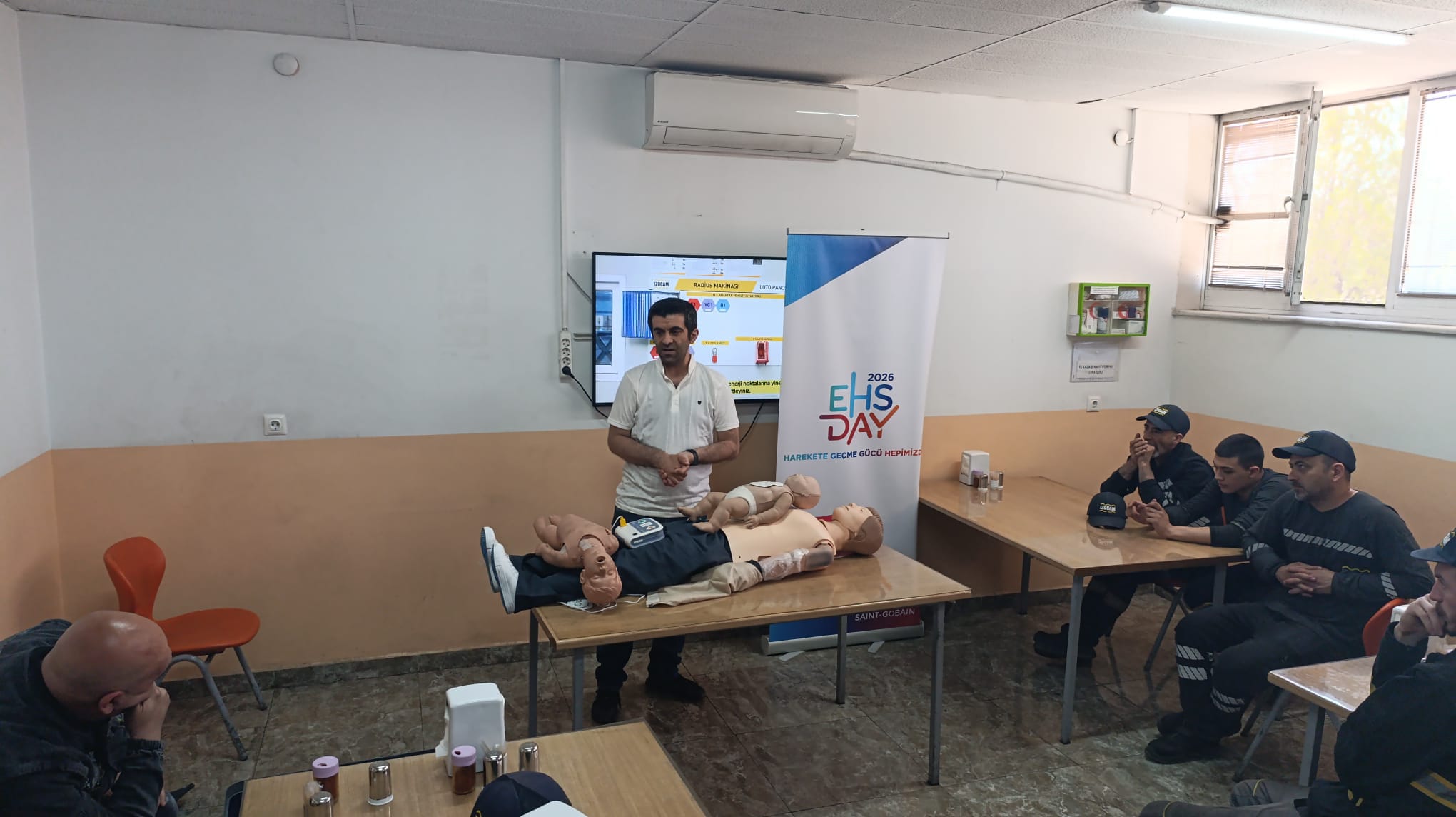 CPR mankeni üzerinde uygulamalı ilkyardım eğitimi